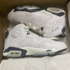 Jordan 6s | color Navy Blue & White | size is in gs :5/5 which is a women’s 7|